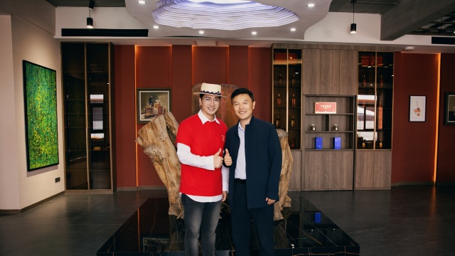 “白月光”焦点何晟铭现身宁夏中宁，助力非遗与三农发展